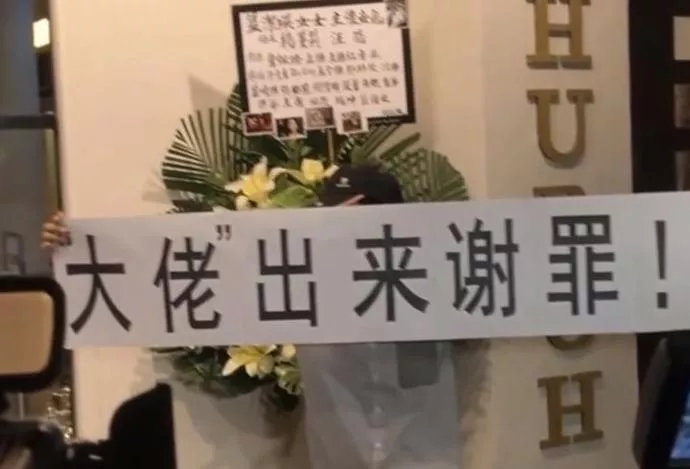 知名导演公然非礼女明星,现场照片曝光:这个人,究竟有多无耻?