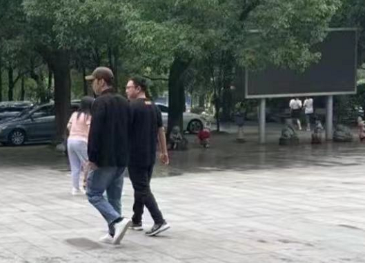 杜海涛近照曝光，瘦身成功后穿唐装素颜与网友合照，被赞好有气质