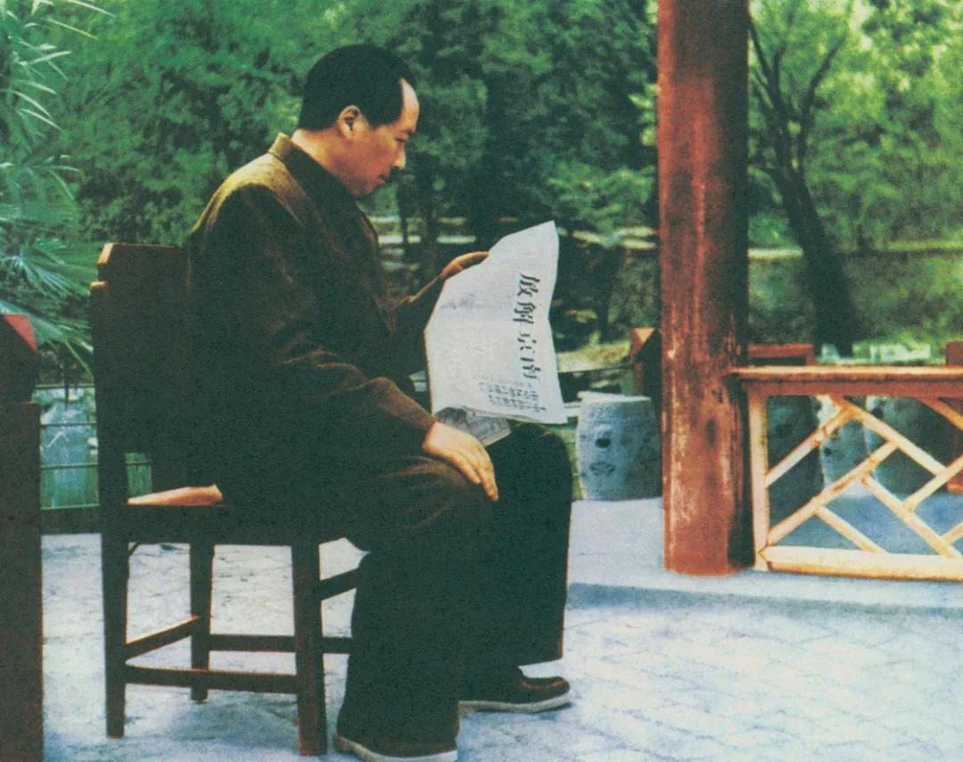 毛主席抽烟数十载，为了双十谈判却断然戒烟，蒋介石连夜修改日记