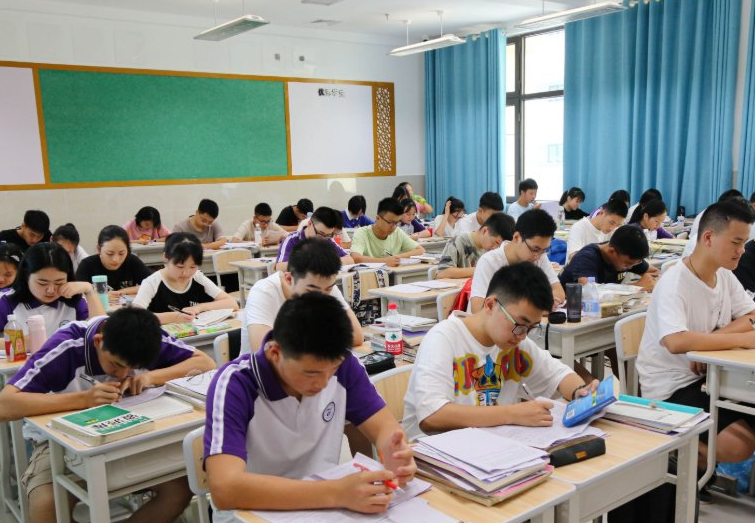 2022年浙江省“春考”开启，57.6万人奔赴考场，其他考生感到不公
