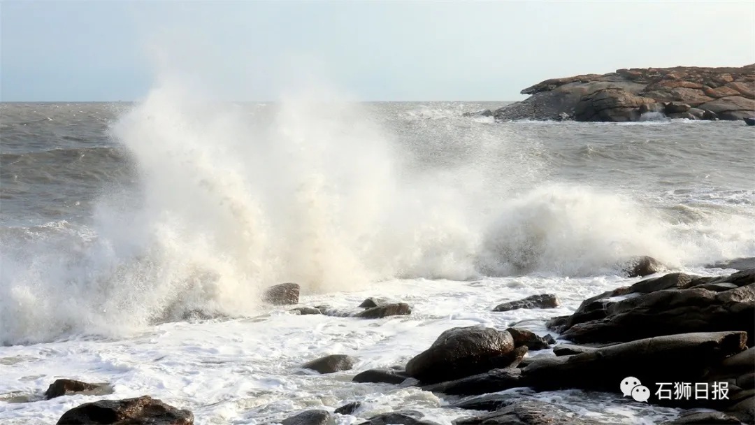 风劲潮涌浪高起，石狮海湾大风歌