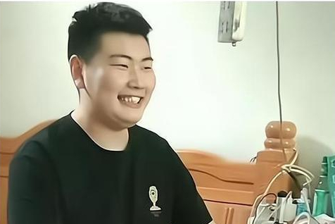 大衣哥前脚给陈萌买首饰，后脚卖废品换馒头，直言：能吃好几天