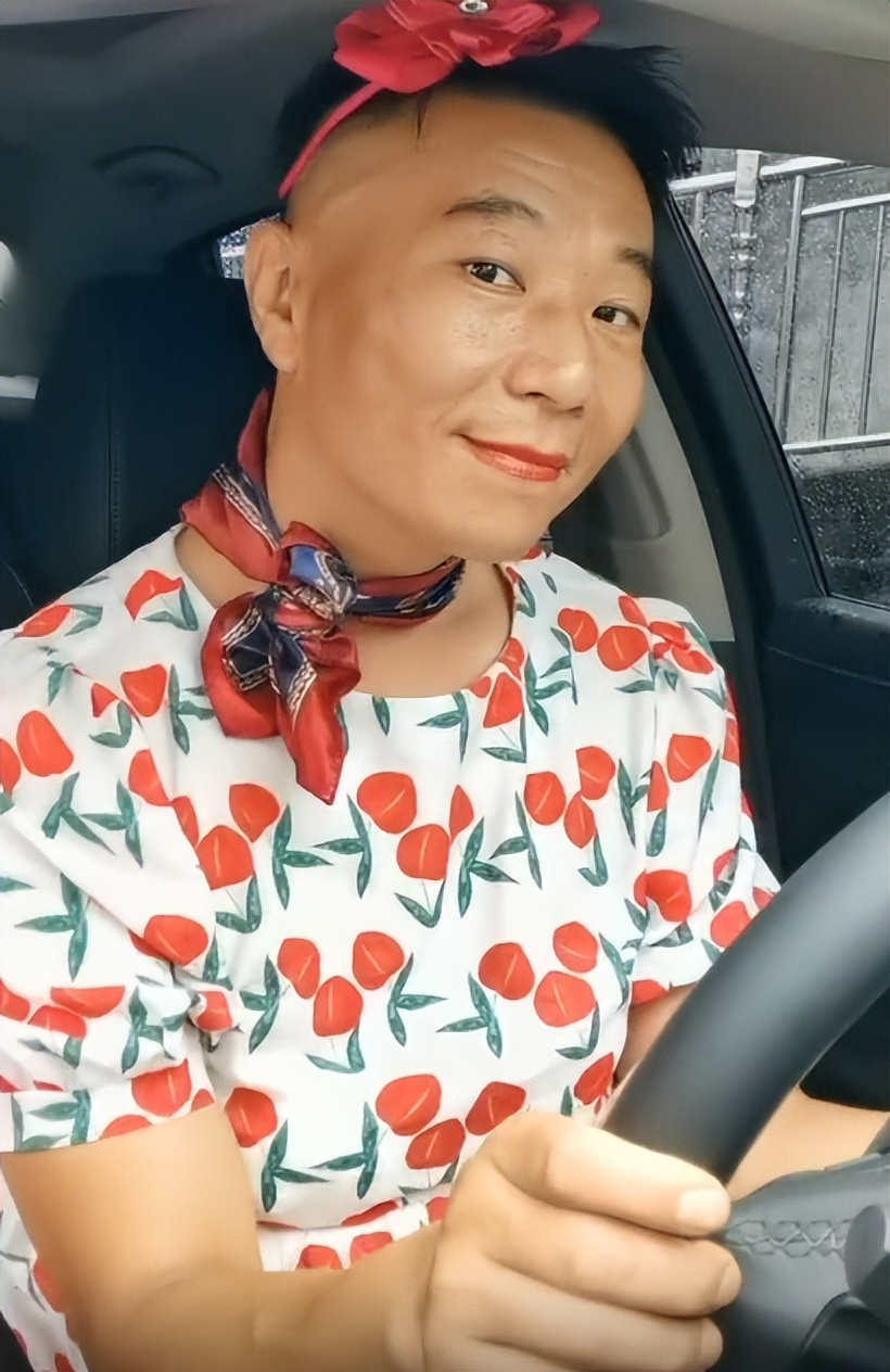 爱表演的生哥：模仿老太太走红圈粉400万，被赞“第二个宋小宝”