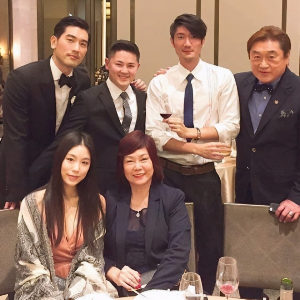 bella再次提起高以翔，粉丝留言：请你远离他的世界不要再打扰