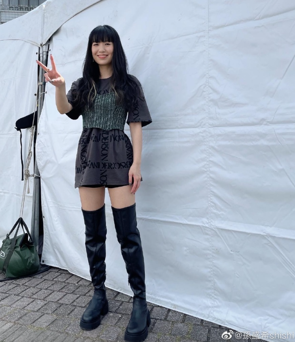 这是颁奖还是开业？金曲奖艺人造型齐翻车，现场变成乡村大舞台？