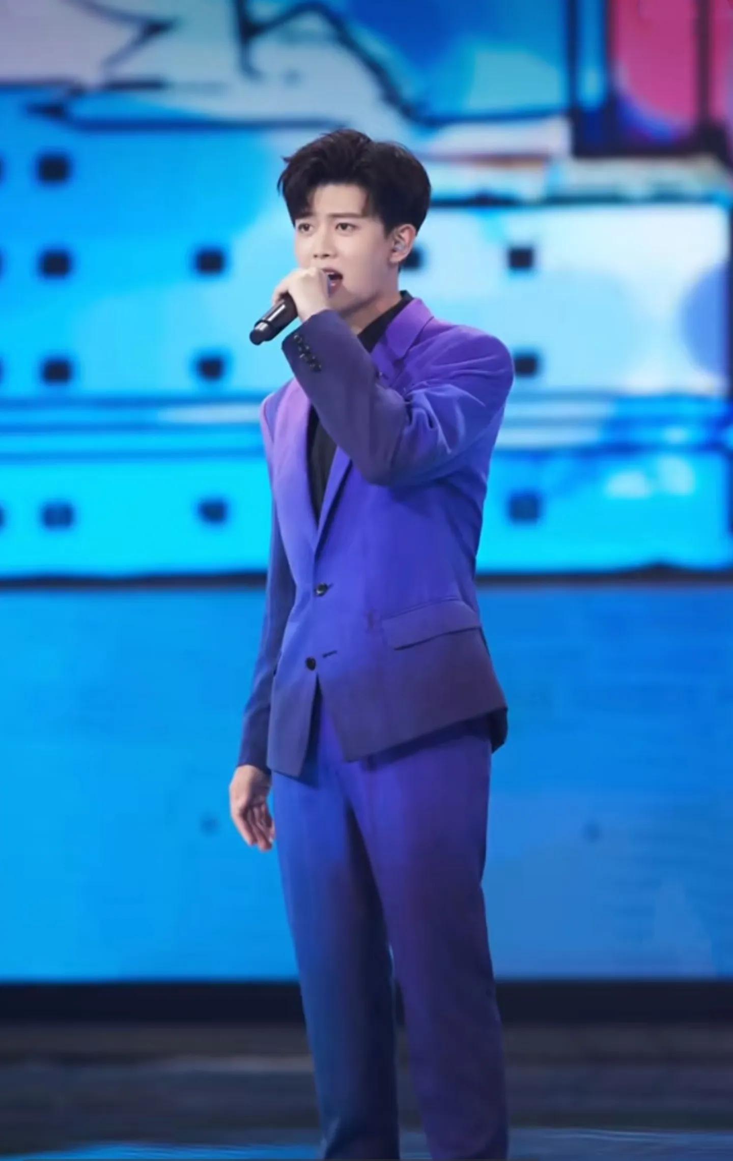 #任嘉伦#考古几张照片，衣架子