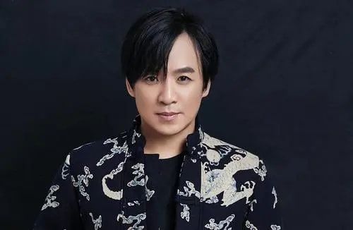 《古惑仔》3人组再聚，早已忘却当年恩怨，陈小春开口叫“大哥”