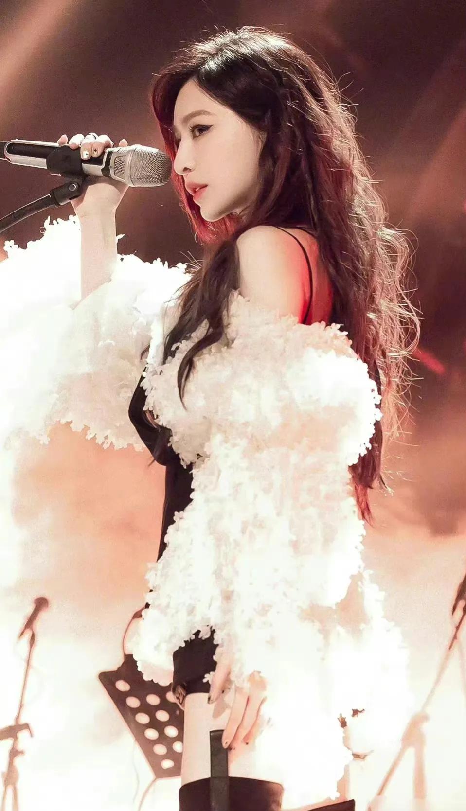 甜心教主王心凌鲨回来了，一改甜美风凭借一首《山海》大获全胜