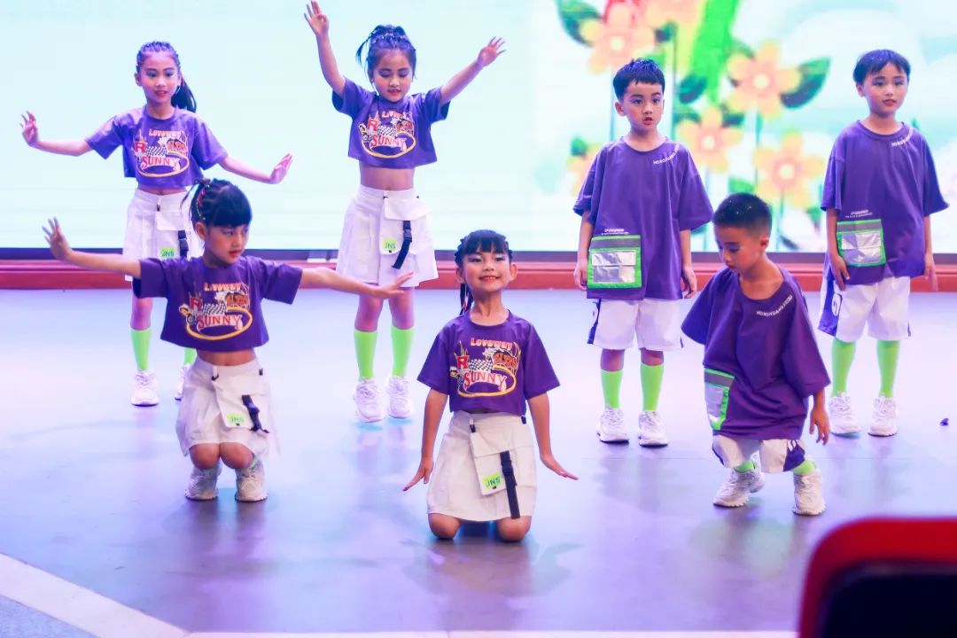天府新区华阳实验小学举行“童星耀五月·艺术绽花开”群舞比赛
