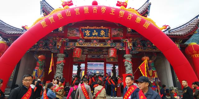 福州山区发现一座巨型土楼，里面装修太豪华了，吸引很多村民围观