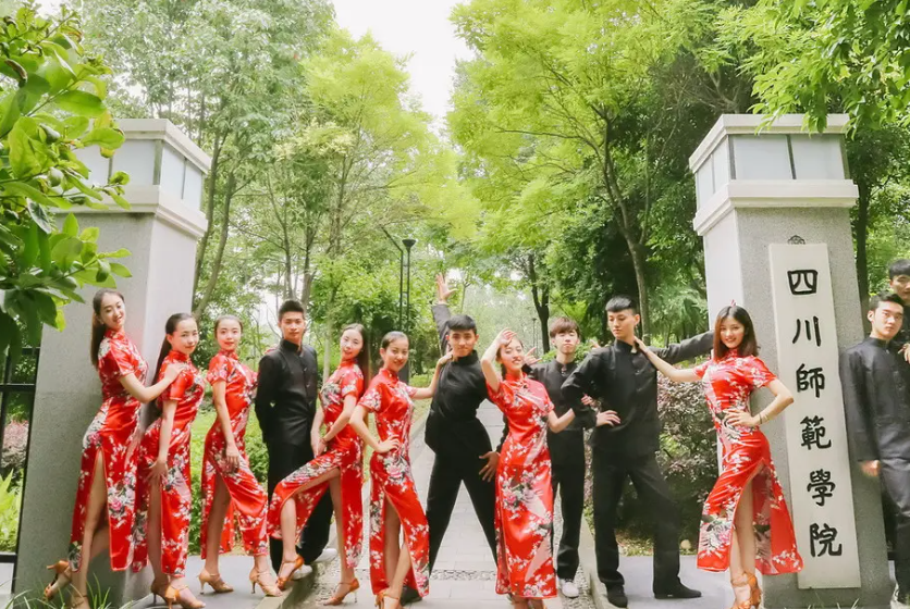 大学“旗袍”毕业照火了，既有气质又有内涵，网友：是恋爱的感觉