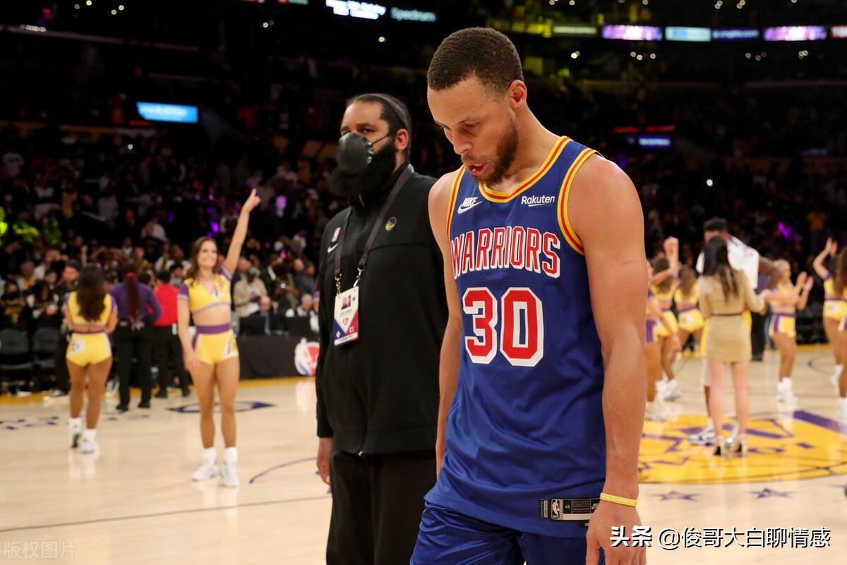 为什么nba很多空位(球迷：库里没哨，是因为勇士非法掩护太多！NBA不想让库里做门面)