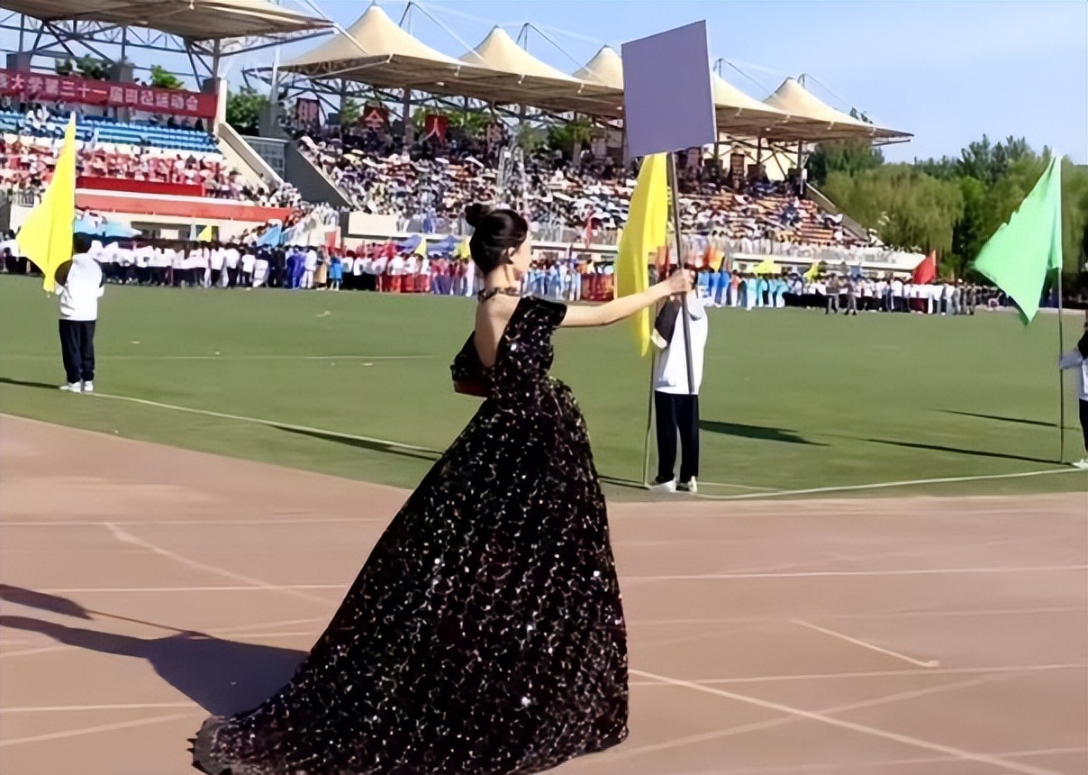 大学运动会举牌女生颜值高，好似迪士尼在逃公主，男生目不转睛
