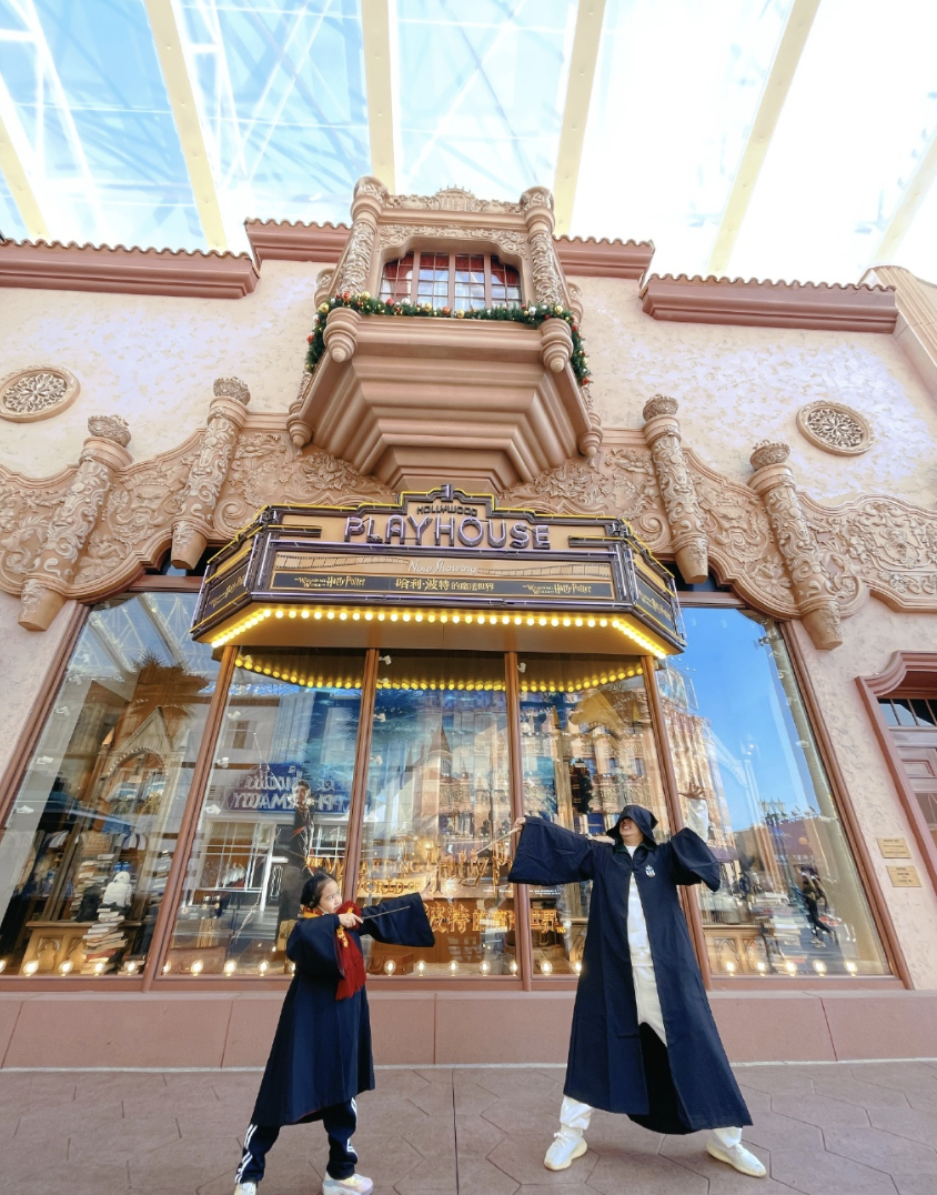 包贝尔环球影城度假，回应柳岩事件后好心情不减，饺子穿吴京同款