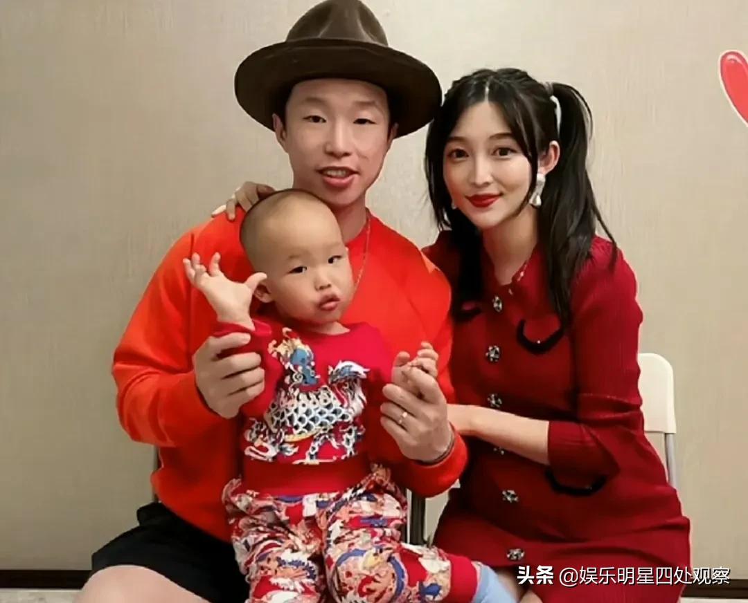 德云社烧饼当爸，晒全家福，妻子年轻又漂亮