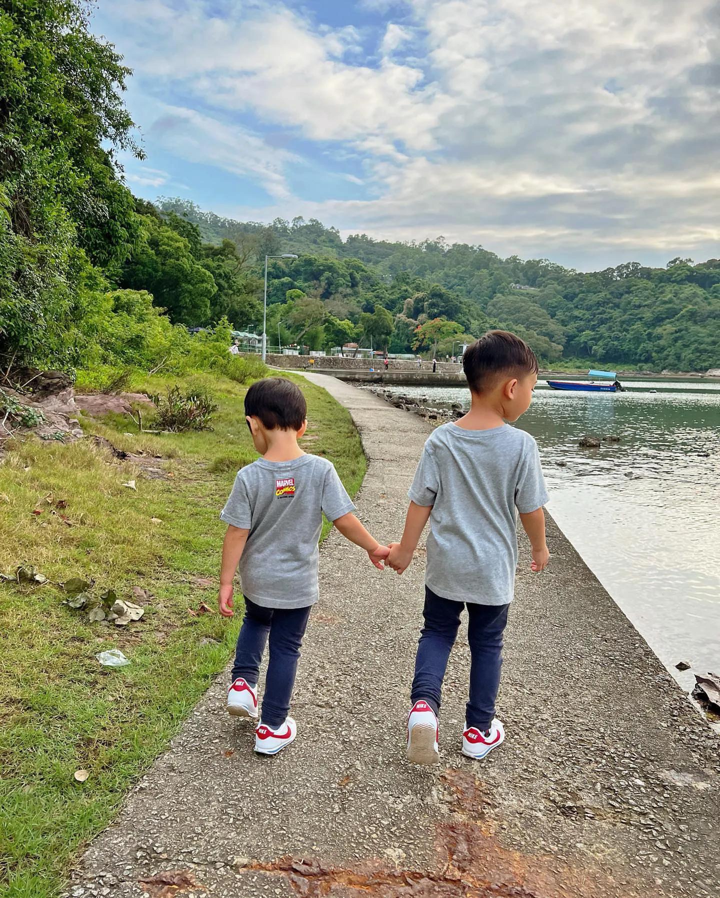 胡杏儿老公晒祖孙三代出游照，一手拎一儿子当健身，大展爸爸力