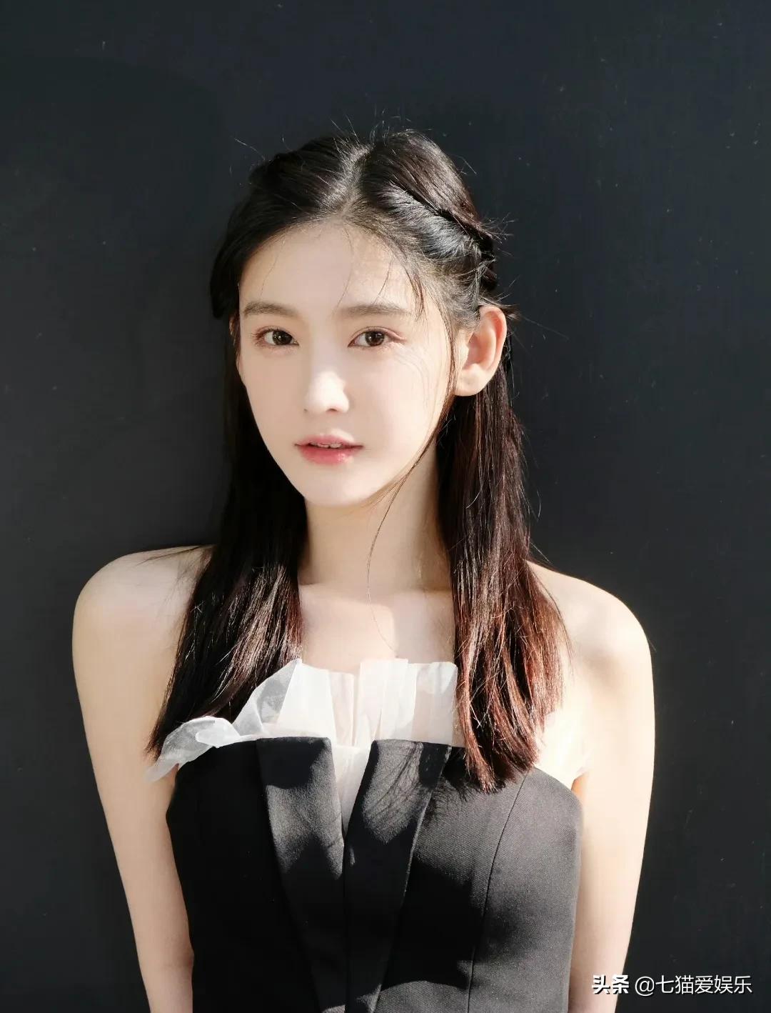 女星的辨识特质：赵丽颖的小脚，刘诗诗的天鹅颈，李沐宸的招风耳