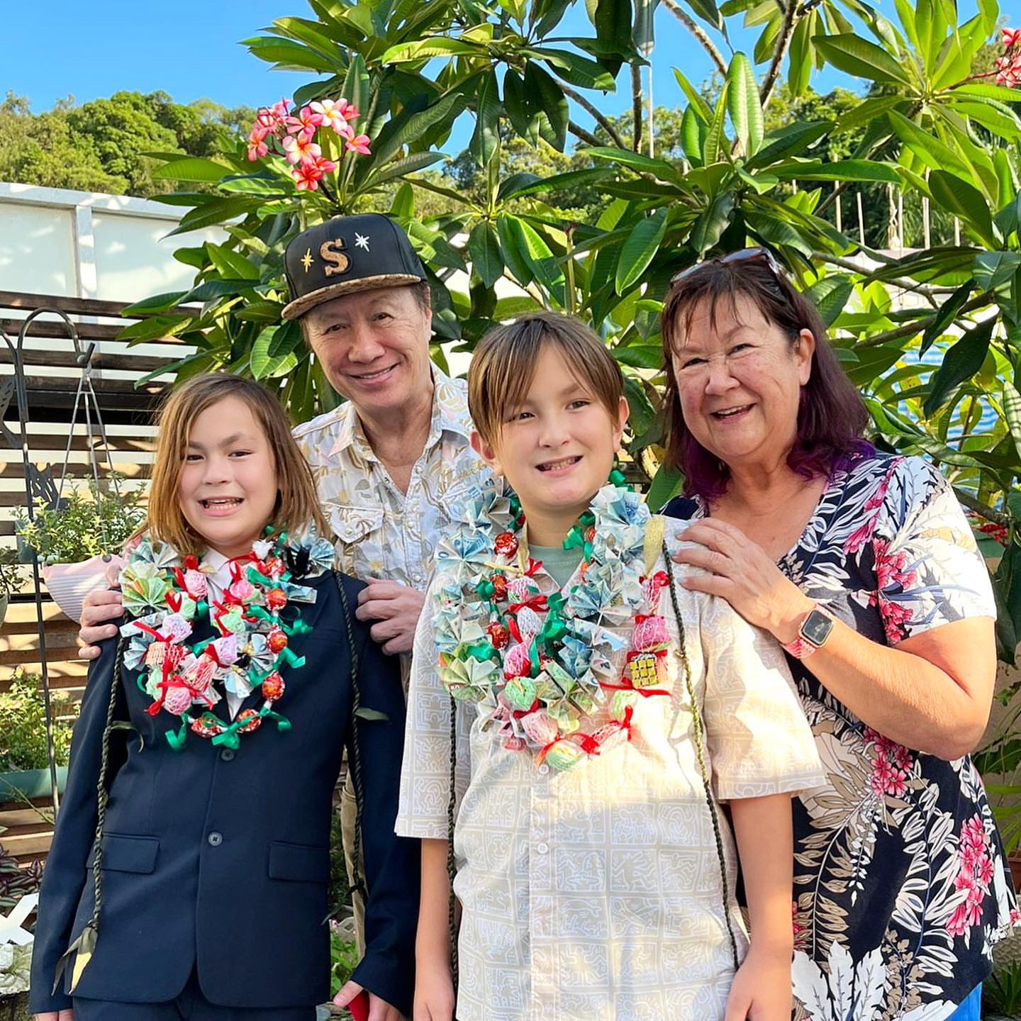 许冠杰双胞胎孙子小学毕业！一家六口开心庆祝，俩娃太像外国妈妈