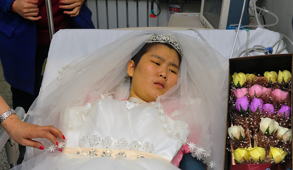 2014年新疆女孩瘫痪失忆，醒来只记得男友，男友不离不弃创造奇迹