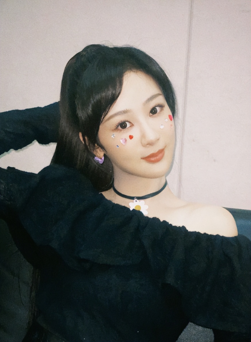 杨紫可爱露肩装