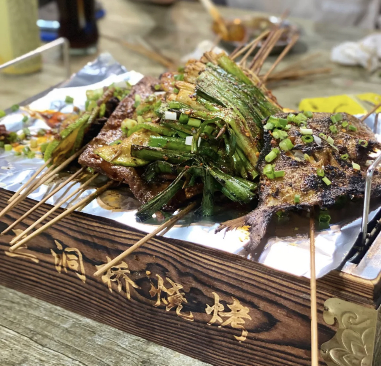 成都都江堰的“网红烧烤”，排队1小时，腥味、焦糊的肉串，失望