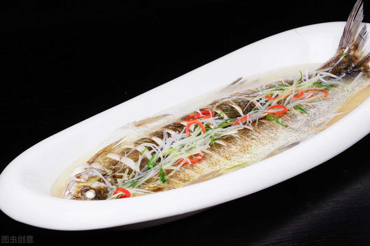 清蒸白鱼是一道营养丰富的东北名菜,东北的白鱼非常肥美,是一种上等鱼