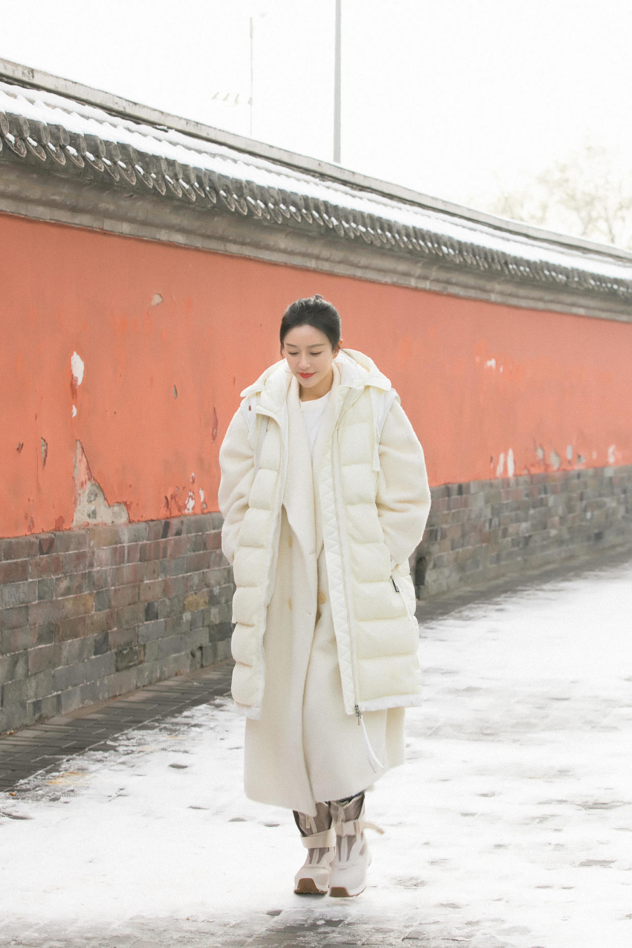 秦岚这么打扮更美了，白色羽绒马甲叠穿大衣，洋气又保暖