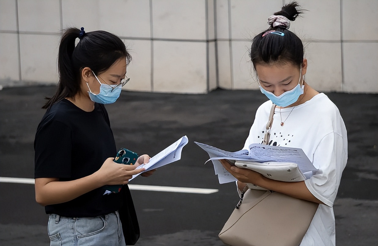 深圳初中语文教师招聘（江苏一中学招聘语文老师）