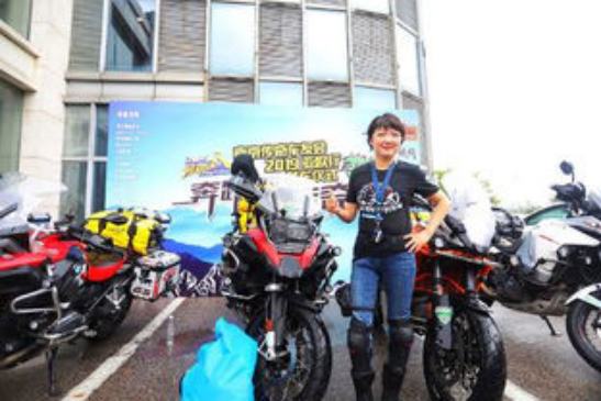 19年，南京44岁单亲妈妈，骑机车去欧洲看望女儿，93天穿越25国