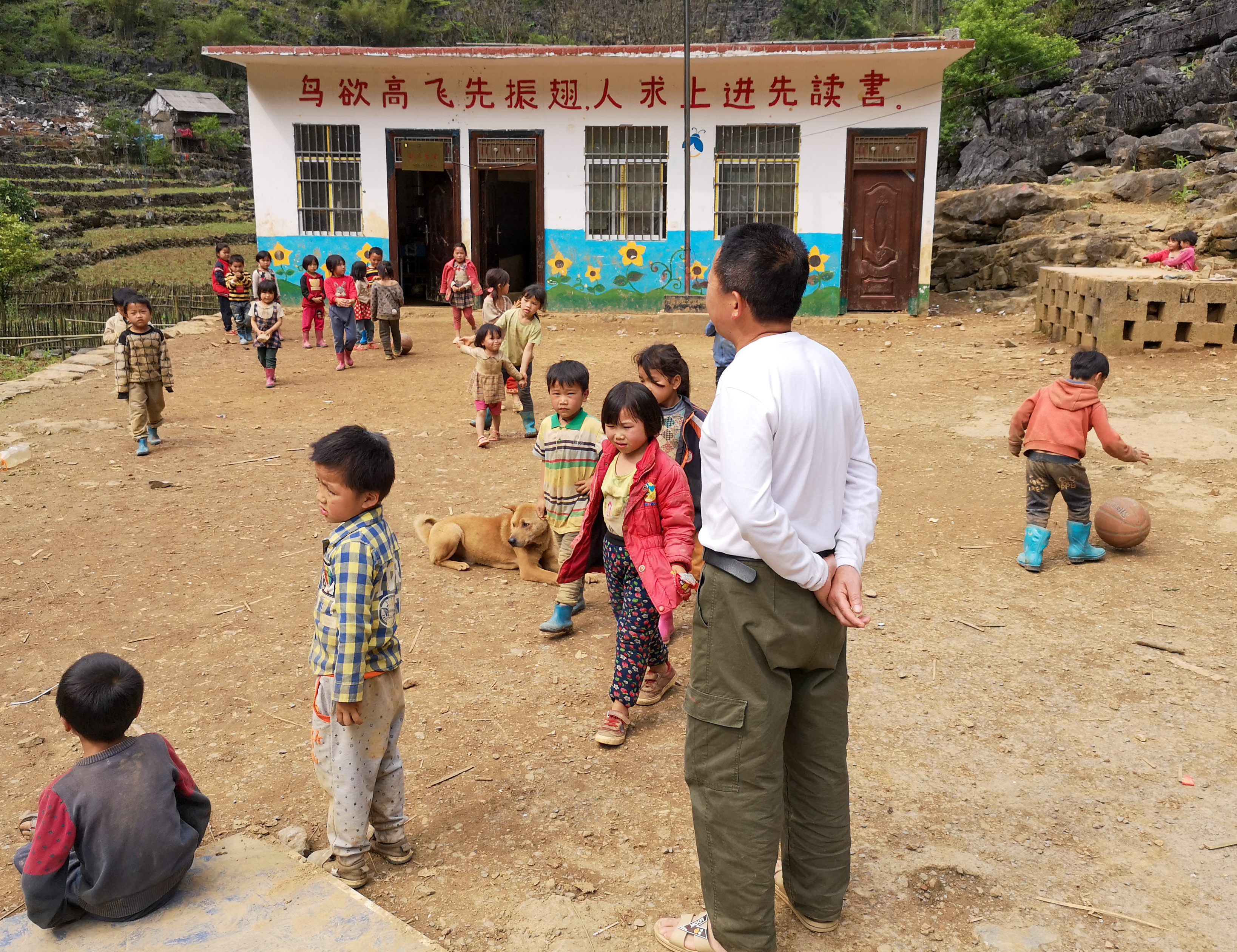 广西多名山区临时教师被淘汰：有人已连续顶岗20多年，下岗后无出路只能等60岁每月领几百养老金