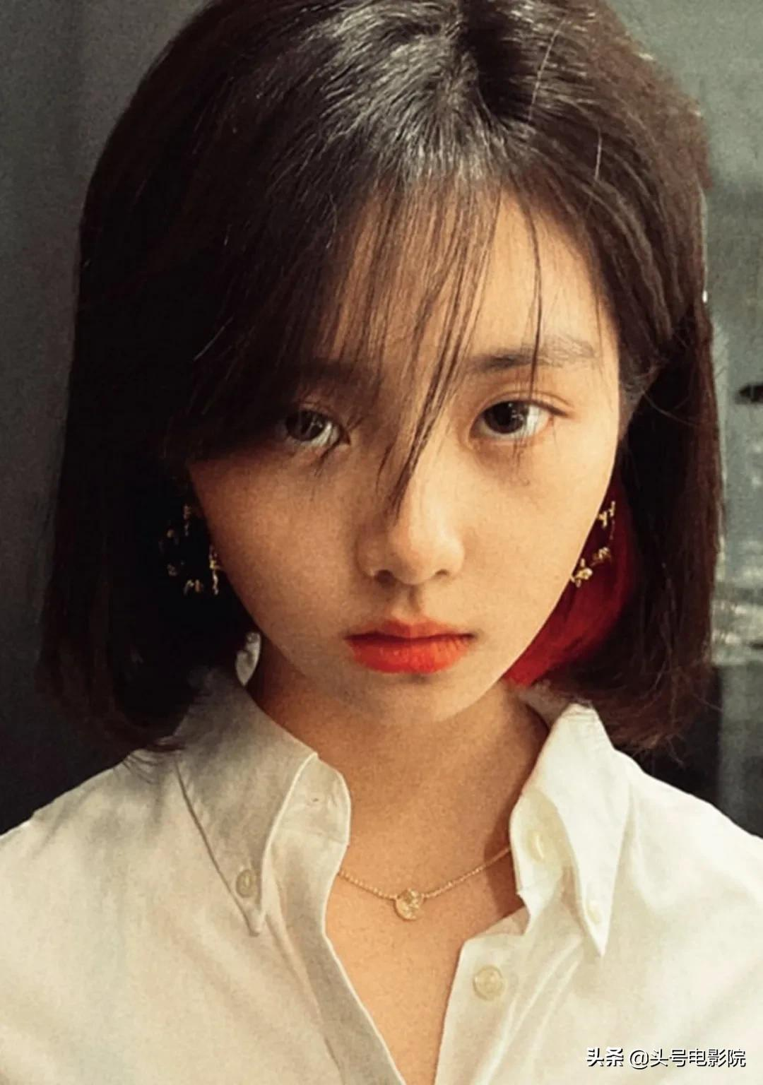 黄多多16岁戴金链涂眼影,爸爸萌娃早熟!曹格女儿11岁露肩画眼线