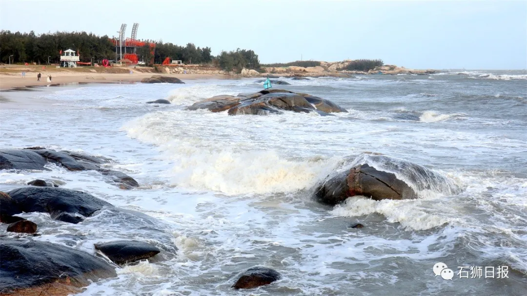 风劲潮涌浪高起，石狮海湾大风歌