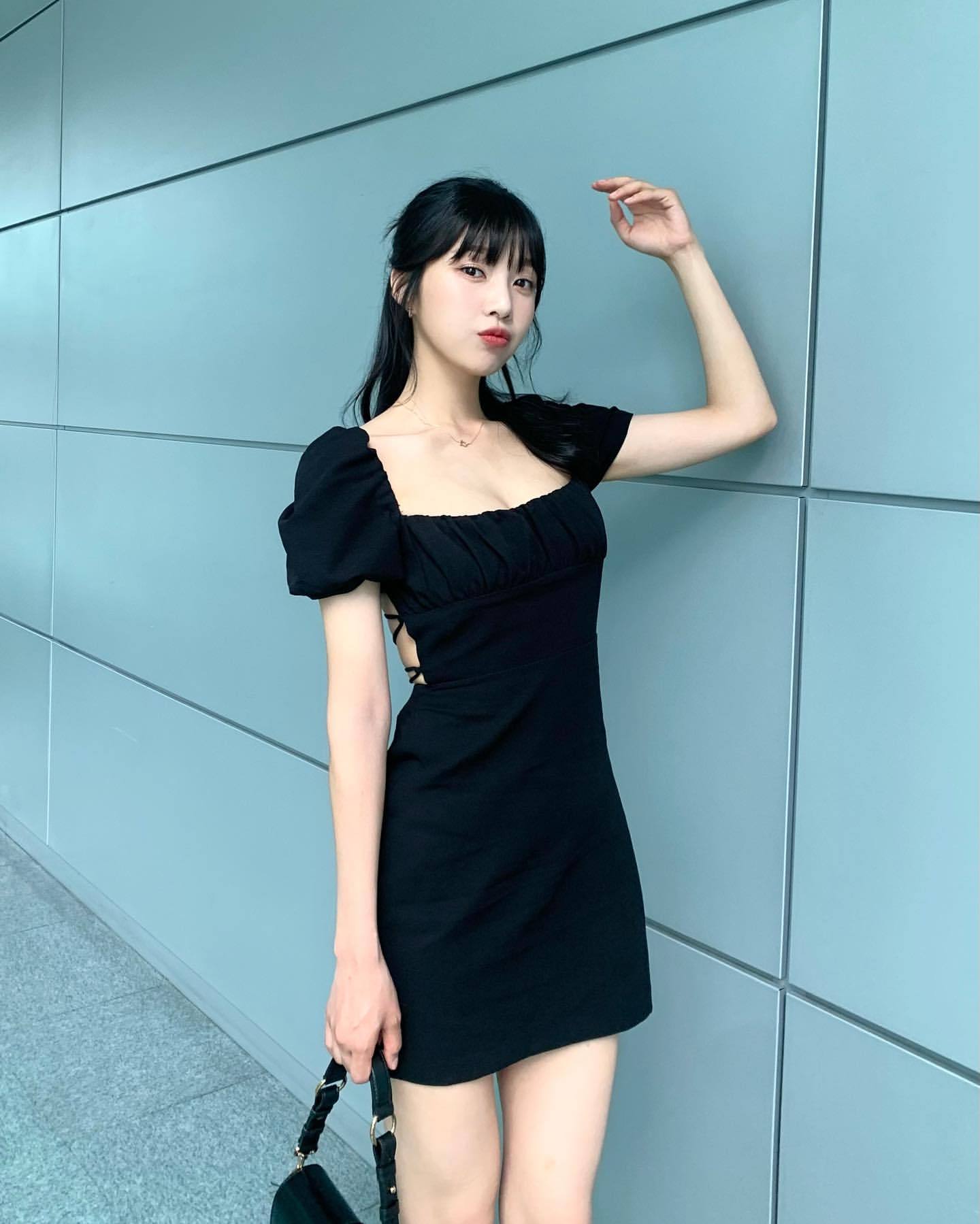 露背迷你短裙,red velvet朴秀荣大胆夏日时尚,秀出丰满火辣身材