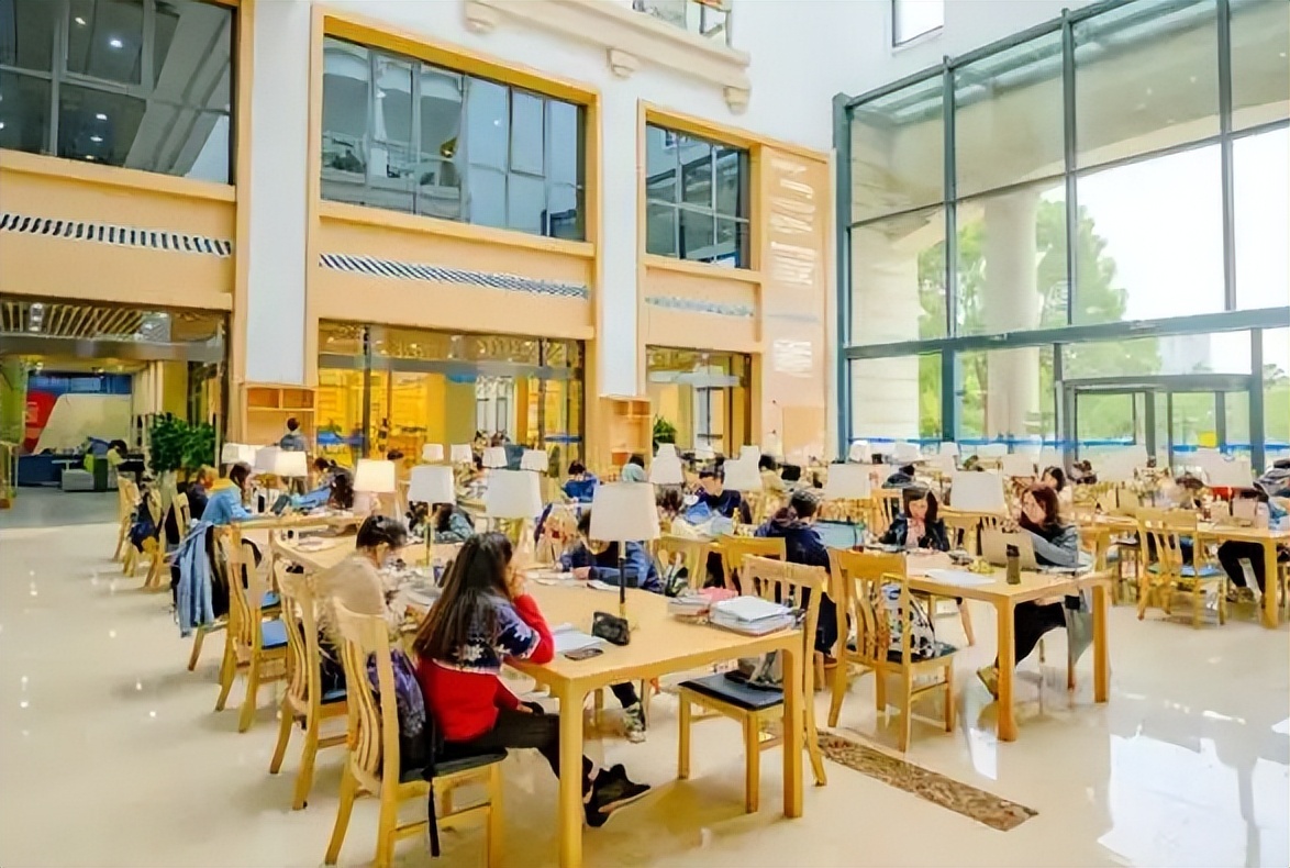 大学图书馆也不安全了？上外一女大学生的咖啡，被男生投“异物”