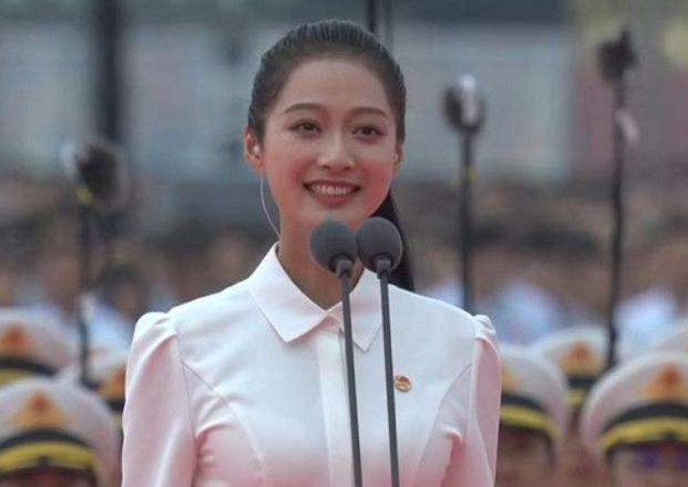 继王冰冰后，央视又有2位女记者“美出圈”了，集美貌知性于一身
