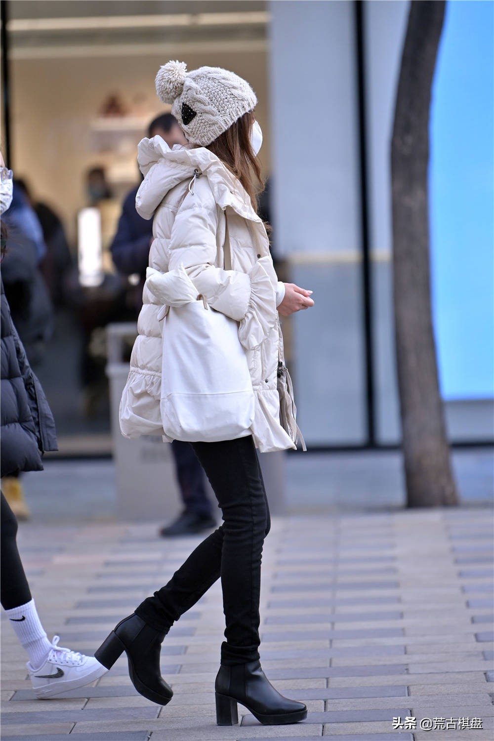 冬季选择短靴的美女很多，还是高跟款式衬托身材，特别是细跟设计