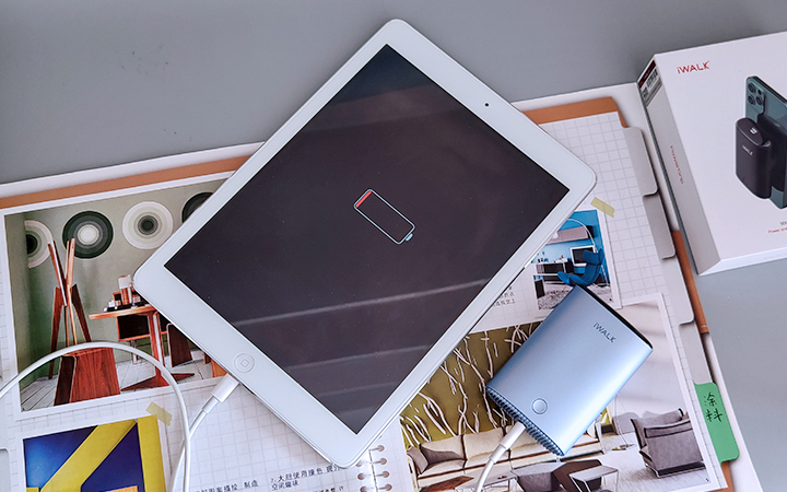 iPhone12的移动加油站:iWALK咔嗒宝磁吸移动电源