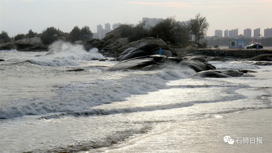 风劲潮涌浪高起，石狮海湾大风歌