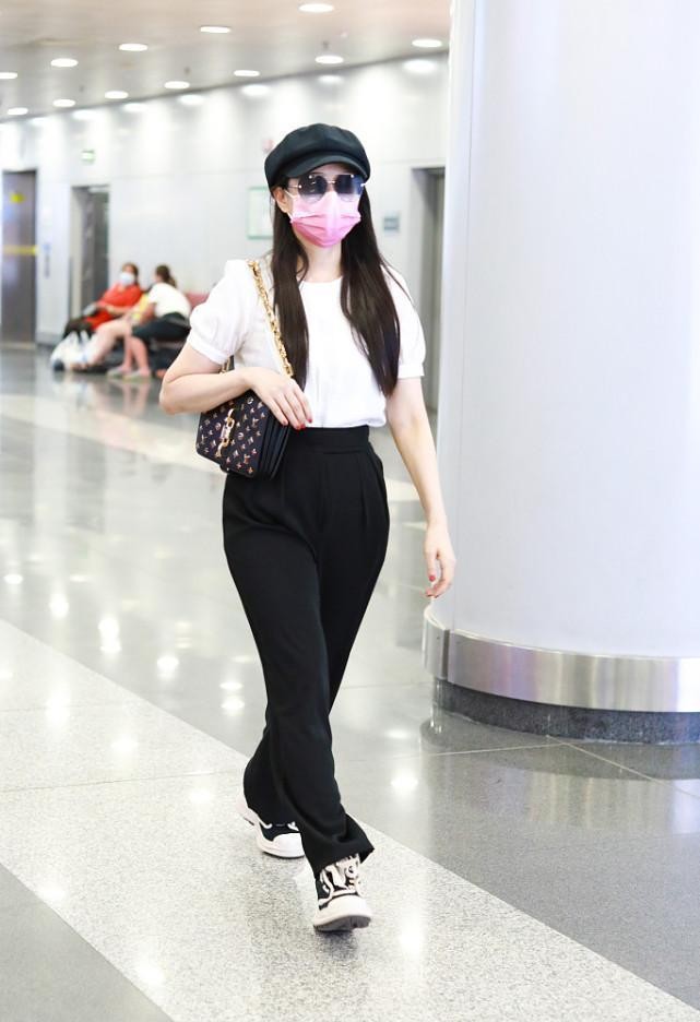 伊能静私下里好知性啊，白衬衫配黑色皮裤，感觉比实际年龄小很多