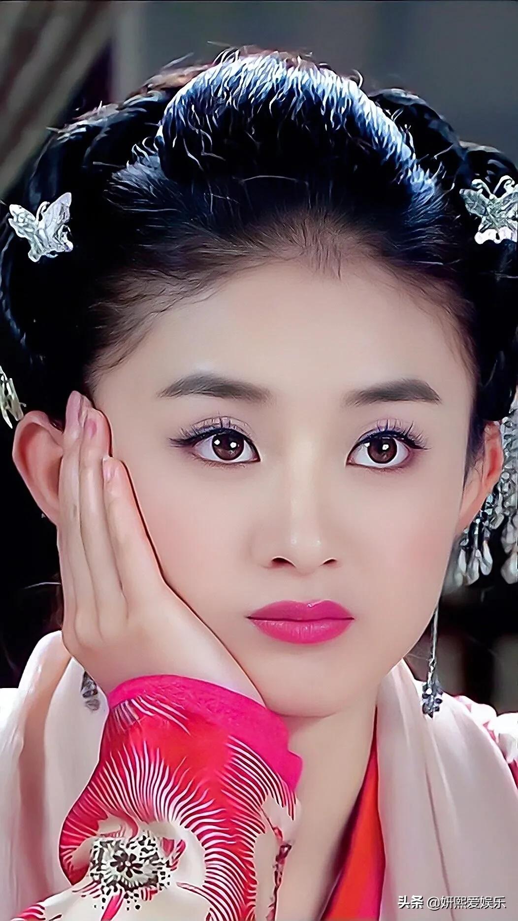 赵丽颖，清纯甜美，俏皮灵动