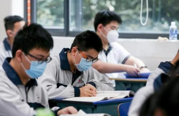 高考体检要“全裸上阵”，女生听了脸都红了，医生：谁愿意看你