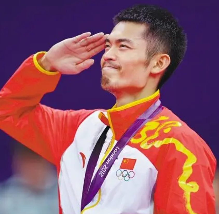 林丹带儿子参观科技馆！战斗机前敬礼站得笔直，6岁儿子帅气腿长