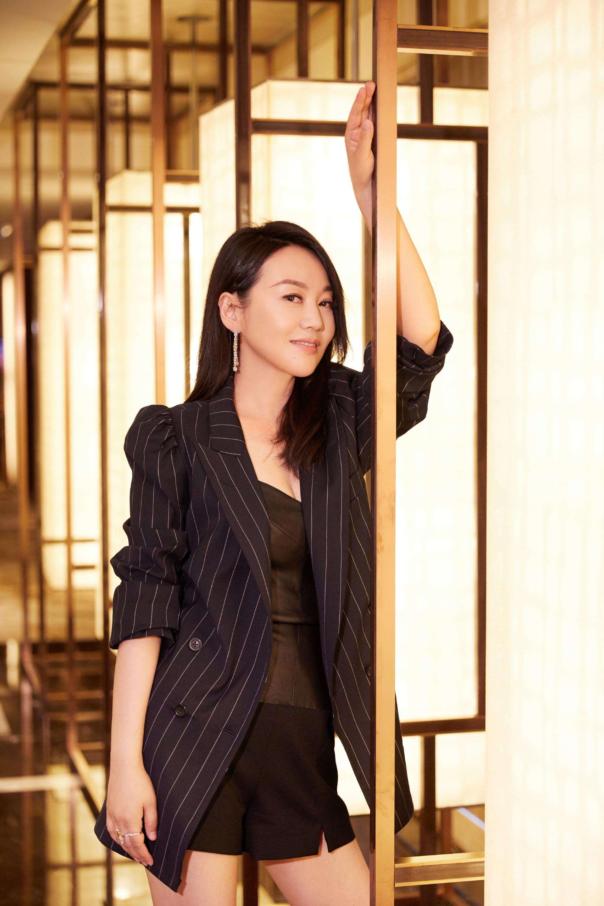 离婚18年了,闫妮和前夫邹伟的人生状况,有何不同?