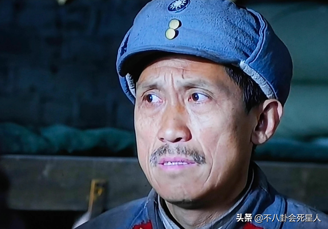 抗日剧变矫情？涂发胶抹口红，白面烧饼还嫌弃，对得起以前战士吗