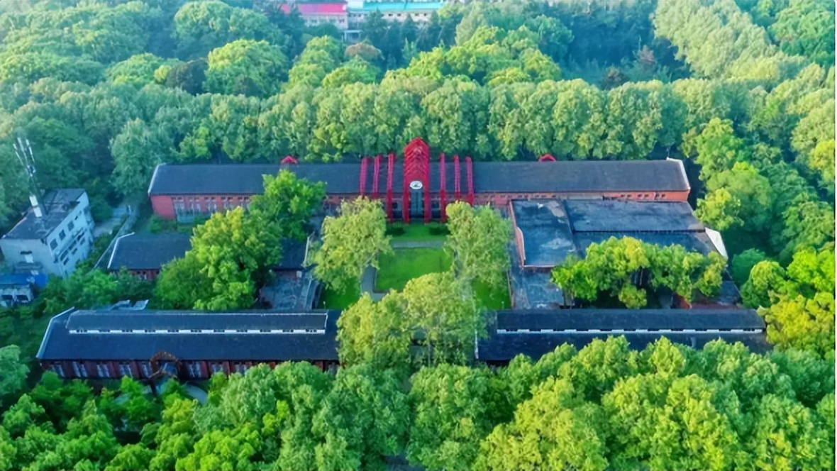 这所大学很豪横，校内建有37个食堂5个地铁站，是干饭学生的天堂