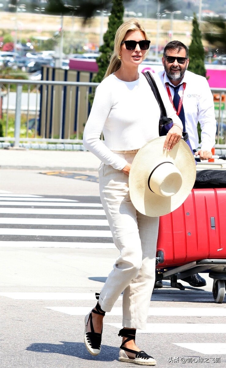 伊万卡·特朗普身穿白色短上衣+米色休闲裤+草编鞋低调随性