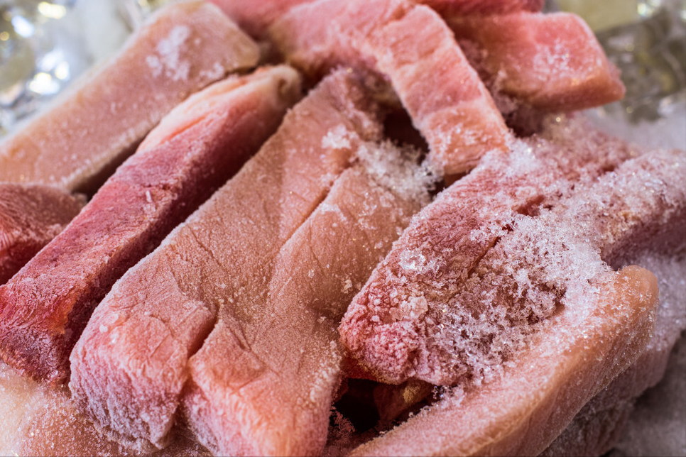 解冻肉，切记别只用水泡，肉贩子教你2招，几分钟搞定，还很新鲜