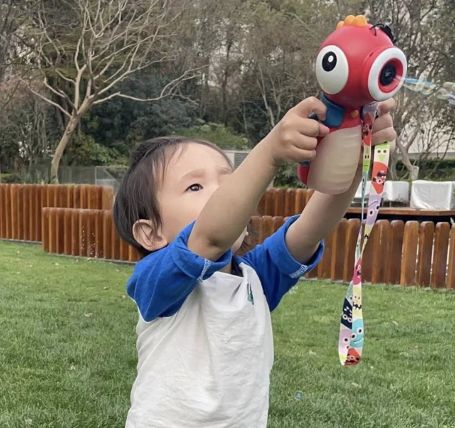 应采儿晒小儿子萌态，2岁HoHo身材纤长眉清目秀，玩泡泡机萌态足