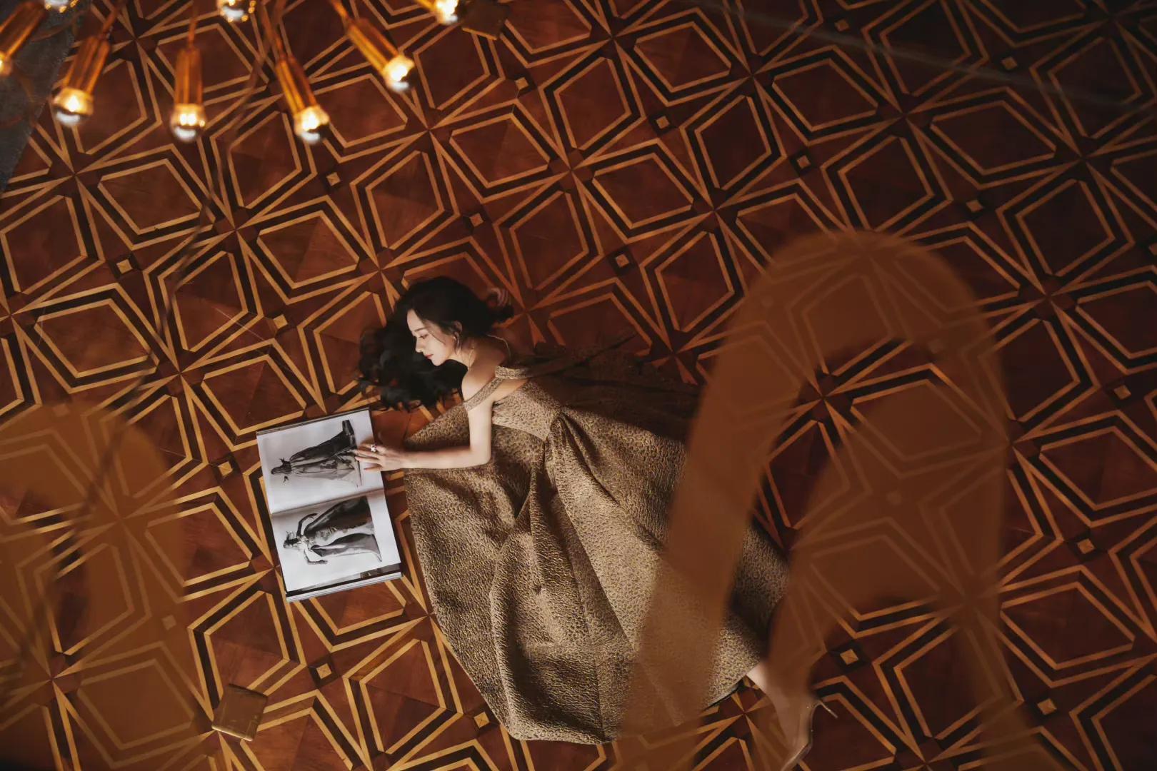 三大顶流的豹纹battle，迪丽热巴休闲惬意，赵丽颖杨幂一言难尽