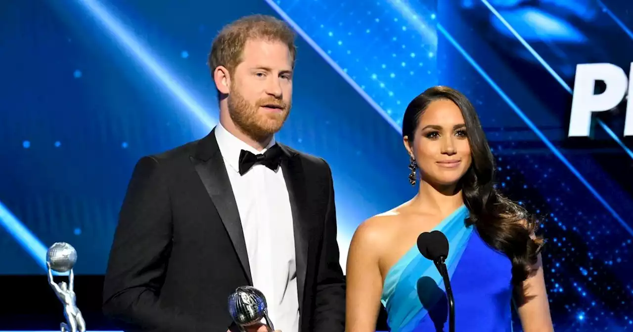 做代言人时顺走的高跟鞋，梅根还在拍订婚照时穿？网友：非常像